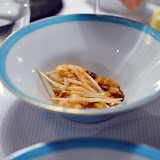 Poêlée terre de Sienne, chanterelles au vinaigre de coquelicot (je triche, jai la carte sous les yeux).
Un plat à garder dans les annales.
Chaque ingrédient se suffit largement à lui-même, mais la combinaison des deux, agrémentée dune bonne dose de beurre est simplement géniale.