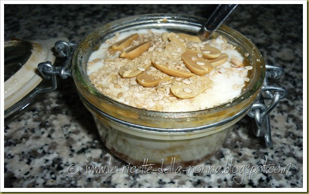 Merenda di yogurt alla marmellata di pesche con arachidi e zucchero di canna (7)