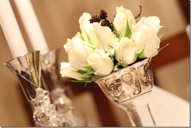 hvitt bord pyntet med sølv, kongler, diamanter og snø  IMG_0743