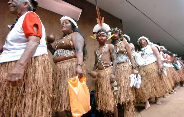 Patax&oacute; H&atilde; H&atilde; H&atilde;e Indians lobby the Brazilian authorities to uphold their land rights. &copy; Jos&eacute; Cruz / ABr via survivalinternational.org