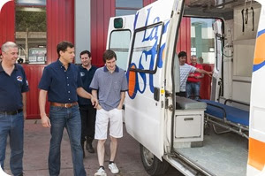Intendente Juan Pablo de Jesús en la entrega de una ambulancia a Bomberos Voluntarios de Mar de Ajó