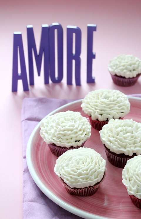 cupcake al cacao con frosting alla vaniglia