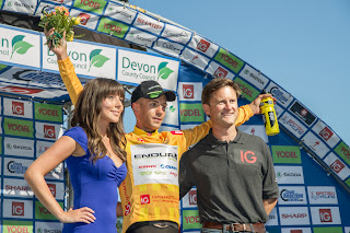 Jonathan Tiernan Locke receiving the leader's jersey