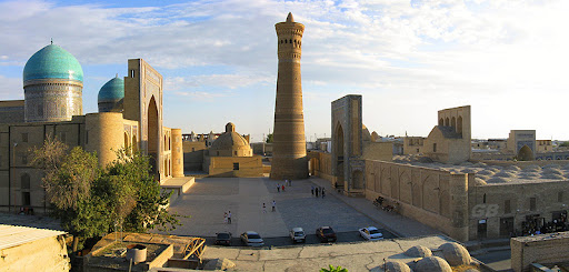 Pоi Kаlоn Complex (12-14 century) left: Mir-i Arab Madrassah; center: Minâra-i Kalân; right: Masjid-i Kalân