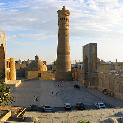 Pоi Kаlоn Complex (12-14 century) left: Mir-i Arab Madrassah; center: Minâra-i Kalân; right: Masjid-i Kalân Kalon-Ensemble_Buchara_small.jpg