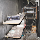 写真8：ファーム・ハウス内部に設置された、アナツバメの声を録音した媒体を再生するための装置。