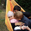 Violette, Maïna, et Titou sont dans un hamac...