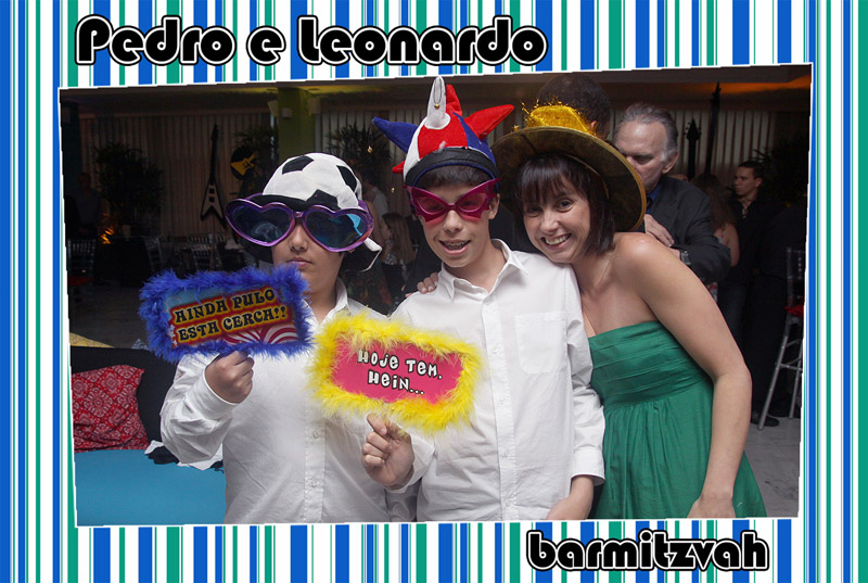 Fotos de Pedro e Leonardo - 10.12.11. Foto numero 03 da Social Click Fotografia Digital, do Rio de Janeiro, RJ, que faz fotos divertidas, fotos malucas, fotos com fantasias, fotos na hora, fotografia maluca, fotografia divertida com molduras personalizadas. foto divertida camarim movel valerio miguel cerimonial roberto cohen expressa album de assinatura ao vivo sinagoga ari fotos divertidas malucas maluca animadas animado festa 15 anos casamentos fotografo no rio site eventos