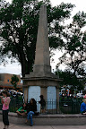 Minnesmerke i midten av Santa Fe Plaza.