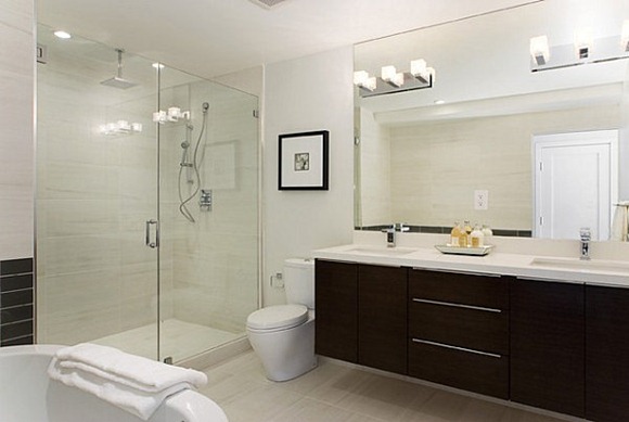 Una serie de cuadrados lámparas crea vanidad iluminación en un cuarto de baño moderno