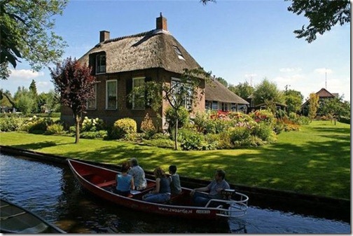 a_dutch_village_only_accessible_by_boat_640_24