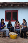 Nelly, María, Belén y Silvina hilando en huso. Gentileza: Spazio Sumampa.