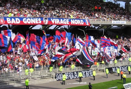 2003-09-13_lyon-auxerre_drapeaux_n_cp.JPG