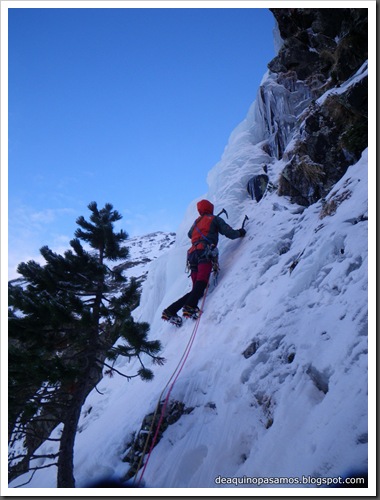 Cascada Mamporros para todos 100m WI4 ,III 90º (Aigualluts, Benasque, Pirineos) (Isra) 3233