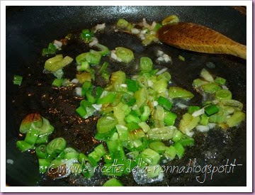 Foglie d'ulivo verdi vegan con zucchine, fiori di zucca, sgarbazza e mandorle salate (3)