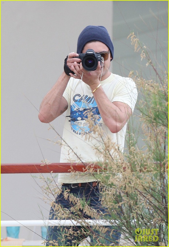 [zac-efron-taking-pics-at-cannes-09%255B3%255D.jpg]