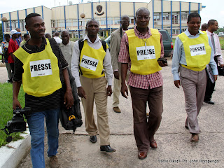  – Des dossards de presse distribués le 24/11/2011 au commissariat général de la PNC à Kinshasa par  Journaliste en danger (JED). Radio Okapi/ Ph. John Bompengo