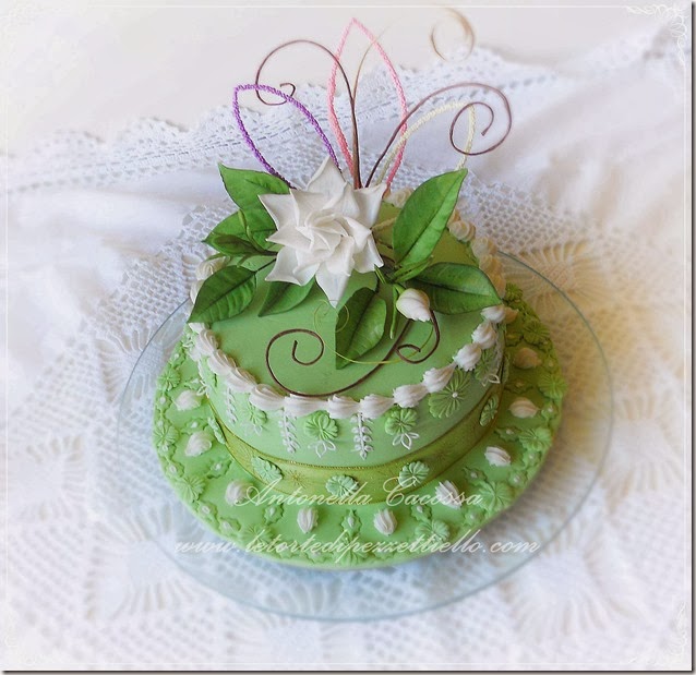 Torta verde con gardenia