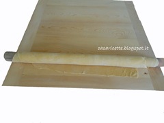 lcdr sfoglia di pasta fresca all'uovo arrotolata sul mattarello lcdr sfoglia di pasta fresca all'uovo arrotolata sul mattarello