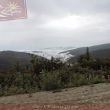 Nuvens entre as montanhas na Top of The World Hwy para Fairbanks- Alaska - EUA