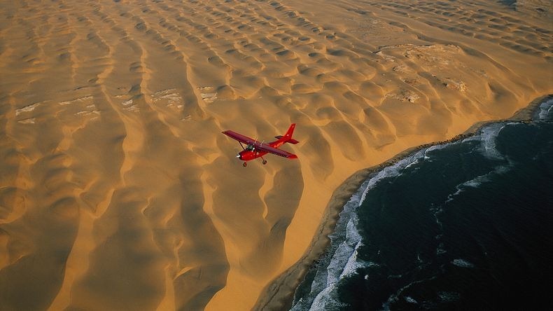 عندما يلتقي شاطئ المحيط بالصحراء .. سبحان الله Namib-desert-meets-sea-4%25255B2%25255D