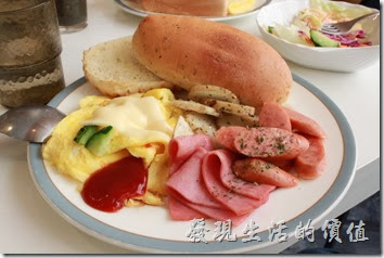 台南-沛里歐咖啡館。這是活力總匯餐點(NT$190)的主食,內容有德式香腸、火腿片、法式炒蛋加起士、馬鈴薯片,香草麵包,吃起來算是蠻豐盛的,但是馬鈴薯吃起來稍為還帶點沒有完全煮熟的脆感,不是我喜歡的口感。 台南-沛里歐咖啡館。這是活力總匯餐點(NT$190)的主食,內容有德式香腸、火腿片、法式炒蛋加起士、馬鈴薯片,香草麵包,吃起來算是蠻豐盛的,但是馬鈴薯吃起來稍為還帶點沒有完全煮熟的脆感,不是我喜歡的口感。