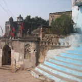 Siddheswar Temple is constructed very near to the bank of Narmada river. The domes inside the building shows the influence of Muslim additions, perhaps done when Malwa was under Mughal rulers.
