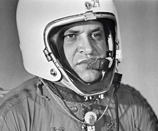 520px-RIAN_archive_35172_Powers_Wears_Special_Pressure_Suit 520px-RIAN_archive_35172_Powers_Wears_Special_Pressure_Suit