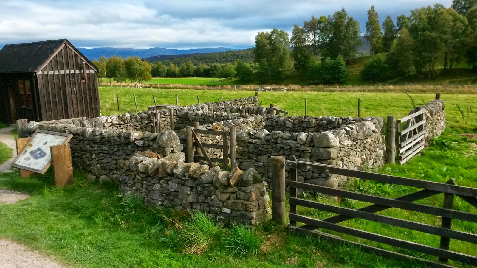 Skiing Helmet Zaun Mauern