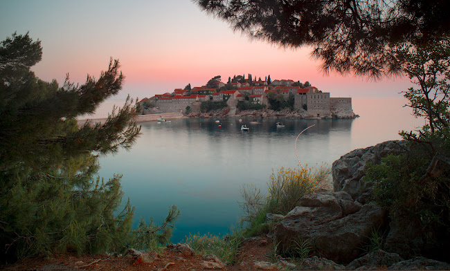 Puesta de sol en Sveti Stefan, Montenegro
