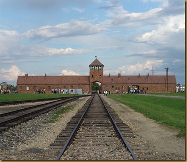 800px-Birkenau_gate 800px-Birkenau_gate