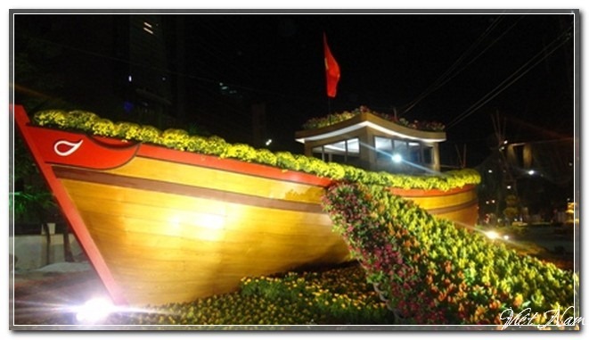  Ấn tượng “Trái tim Việt Nam” trên đường hoa Nguyễn Huệ