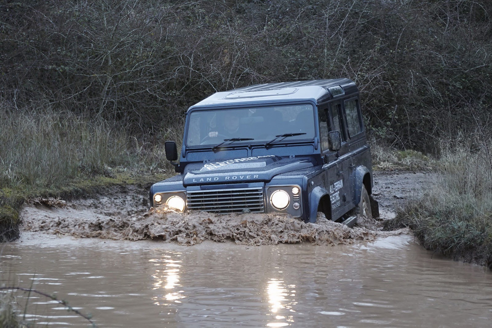 Land-Rover-Defender-Electric-13[2].jpg