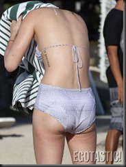 rumer-willis-shows-off-her-bikini-body-in-hawaii-08-675x900