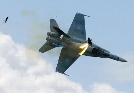 [Pilot%2520ejects%2520from%2520fighter%2520plane%2520moments%2520before%2520crash%2520%25282%2529%255B6%255D.jpg]