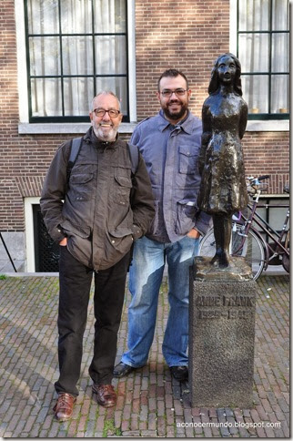 Amsterdam. Estatua de Ana Frank. Carlos y Carmelo - DSC_0039