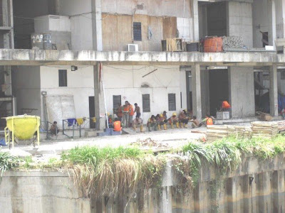 Tampak pekerja yang sedang istrirahat