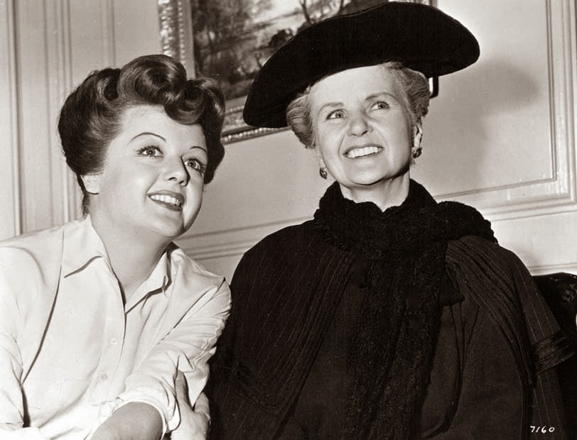 [Angela-Lansbury-Moyna-MacGill-Kind-Lady%255B6%255D.jpg]