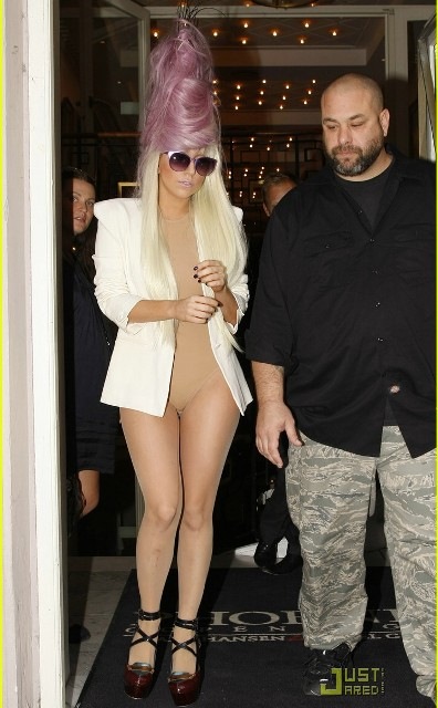 [lady-gaga-purple-beehive-hairstyle-02%255B6%255D.jpg]