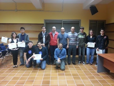 Foto de Familia de todos los participantes junto al comité de evaluación. 20130429_214336.jpg