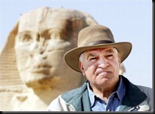 Zahi_Hawass_and_sphinx