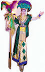 Gras Queen on stilts