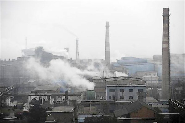 Smoke billows from a coking factory in Hefei, Anhui province, China, 2 March 2012. JIANAN YU / REUTERS