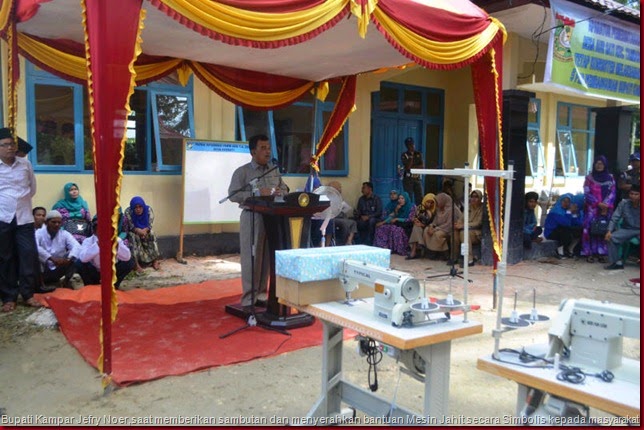 Bupati Kampar Jefry Nur,saat menyampaikan pidato di hadapan masyarakat Desa Aursati Kec.Tambang serta menyerahkan bantuan Mesin Jahit secara Simbolis kepada Masyarakat Desa Aursati Bupati Kampar Jefry Nur,saat menyampaikan pidato di hadapan masyarakat Desa Aursati Kec.Tambang serta menyerahkan bantuan Mesin Jahit secara Simbolis kepada Masyarakat Desa Aursati