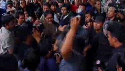 [pengawal%2520ustad%2520hilmi%2520dikeroyok%255B3%255D.jpg]