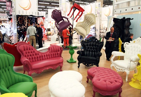 GUADALAJARA, JALISCO, MEXICO. AGOSTO 17 2011. STANDS Y COMPRADORES OBSERVANDO EN EXPO MUEBLE VERANO 2011.  (foto: Pedro Pérez Franco/Getty Images Latam)