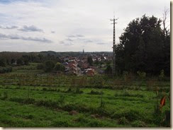 Zicht van op de hoogte van Engelmanshoven naar Engelmanshoven dorp en Gelinden. Op de achtergrond de kerk van Gelinden in de steigers