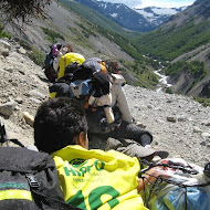 Galera do EcoAustral 2010 fazendo o circuito de Torres del Paine improvisando o Alforge 35L Dianteiro Alpamayo como mochila - http://ecoaustral2010.wordpress.com/