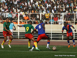 Les léopards de la RDC (rouge-bleu) contre Les lions indomptables du Cameroun (vert-rouge) le 7/10/2011 au stade des martyrs à Kinshasa, score : 2-3. Radio Okapi/ Ph. Apo Matongo