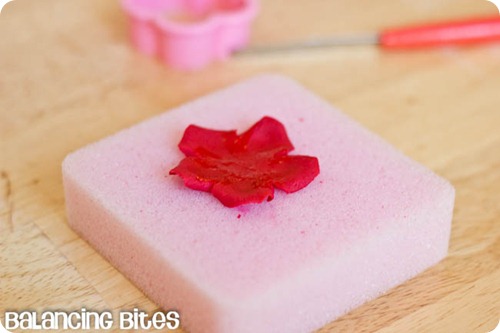 How to make small gumpaste roses (3)